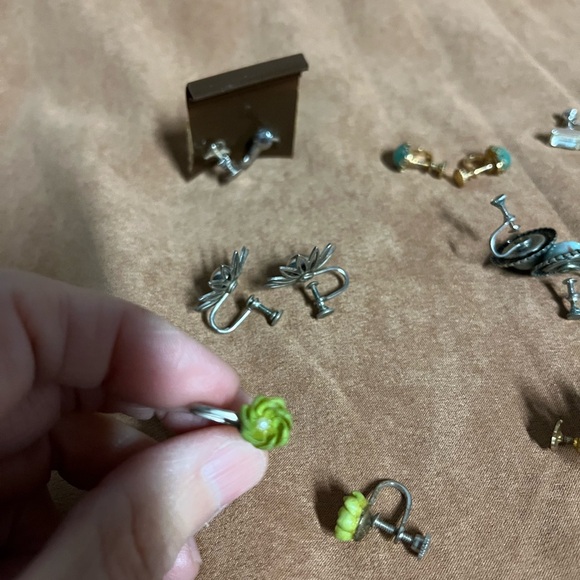 Lot of 14 vintage clip on or screw back earrings. Great condition and designs - Picture 7 of 16